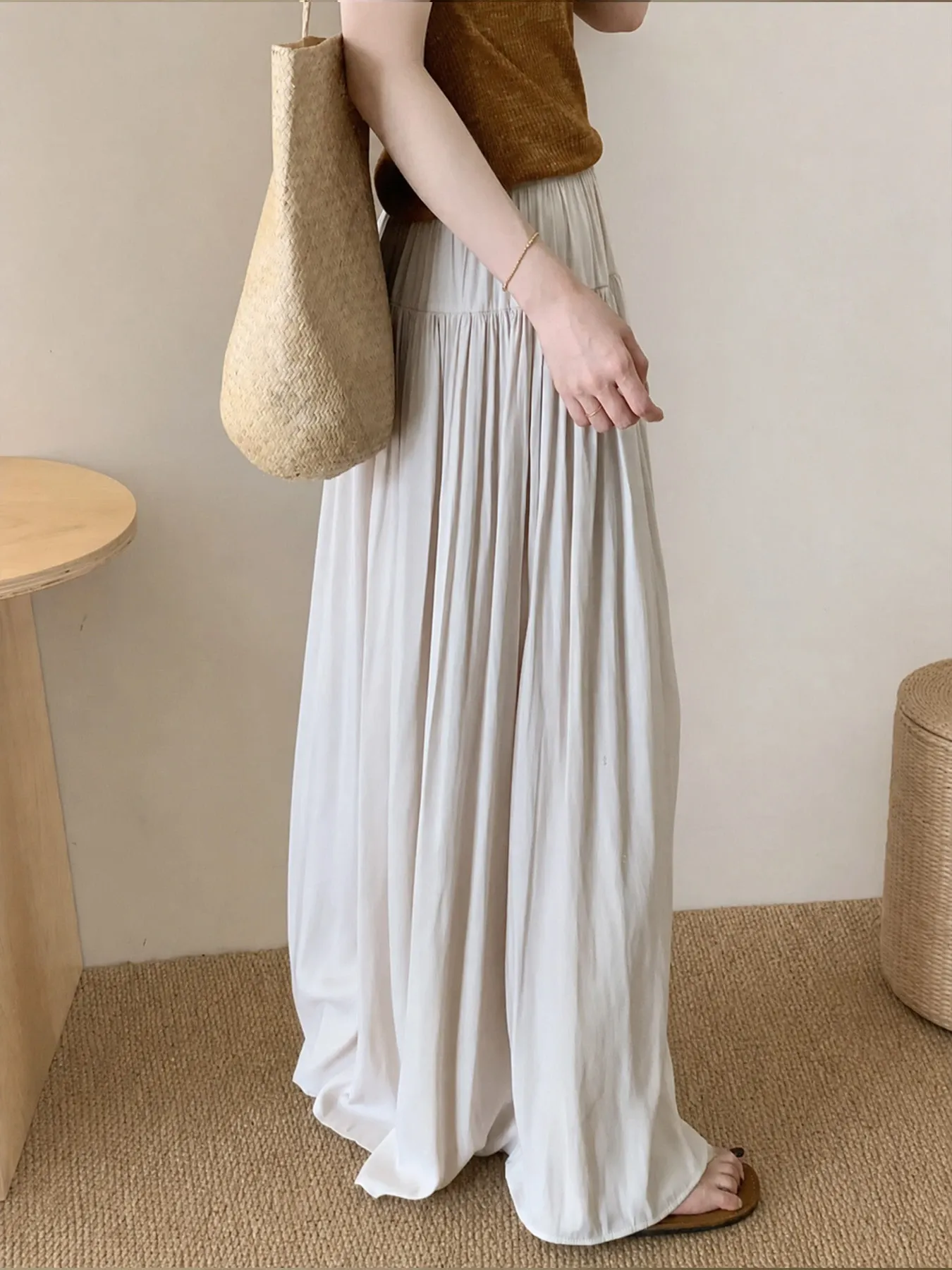 落ち感のあるフレアシルエットすっきり見えワイドパンツ風スカーチョ