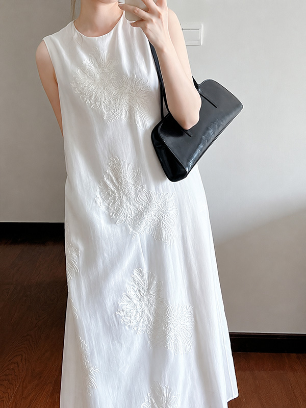 ゆったりシルエット細見え刺繍入り ノースリーブワンピース