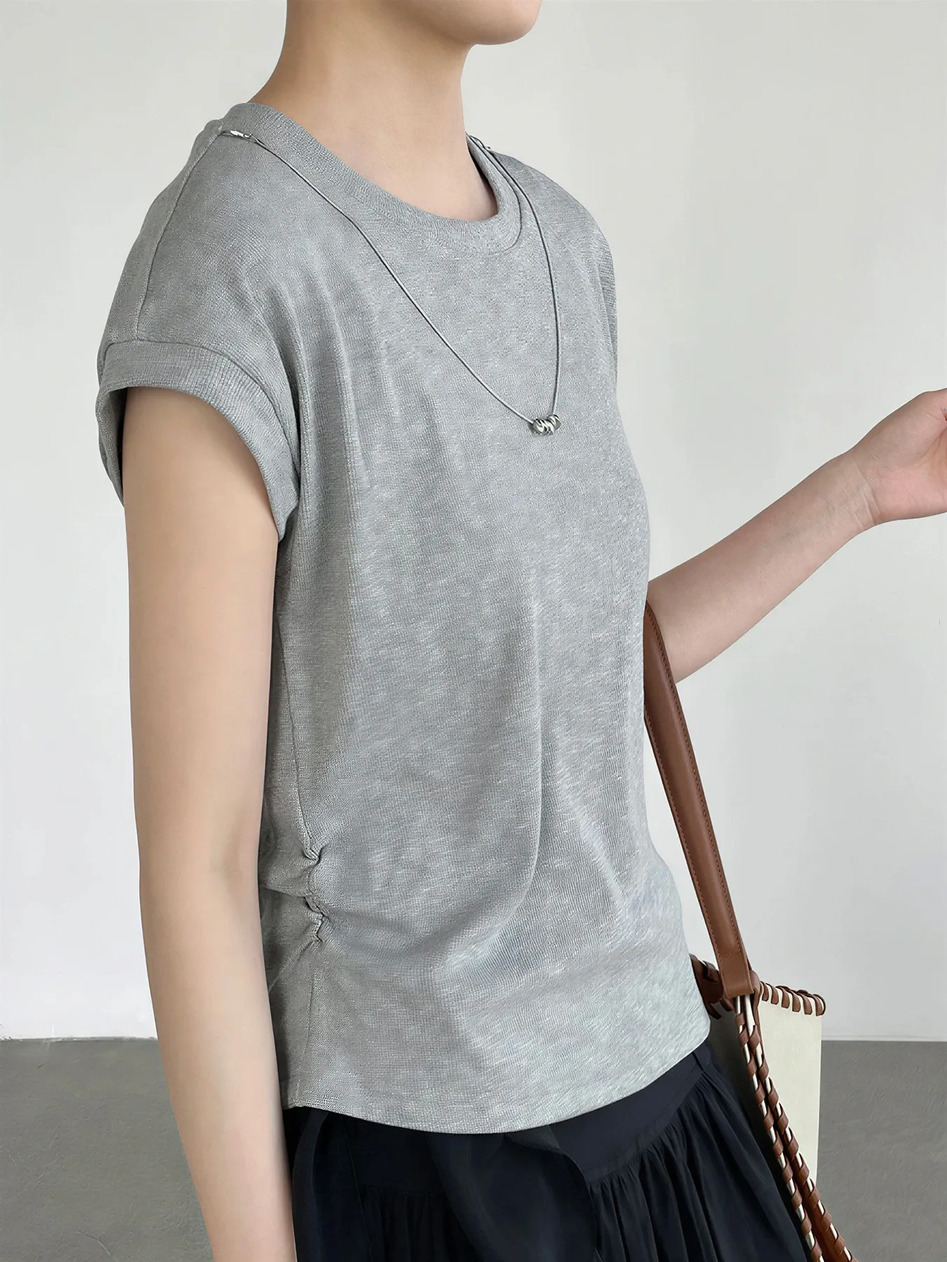 デザイン感のあるラウンドネックネックレス付きウエストマークスリット入り 細見え半袖Tシャツ