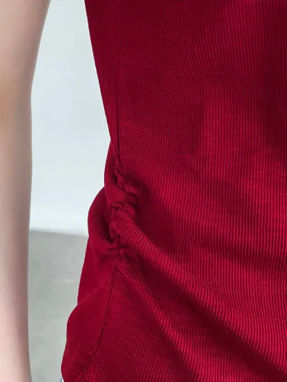 デザイン感のあるラウンドネックネックレス付きウエストマークスリット入り 細見え半袖Tシャツ