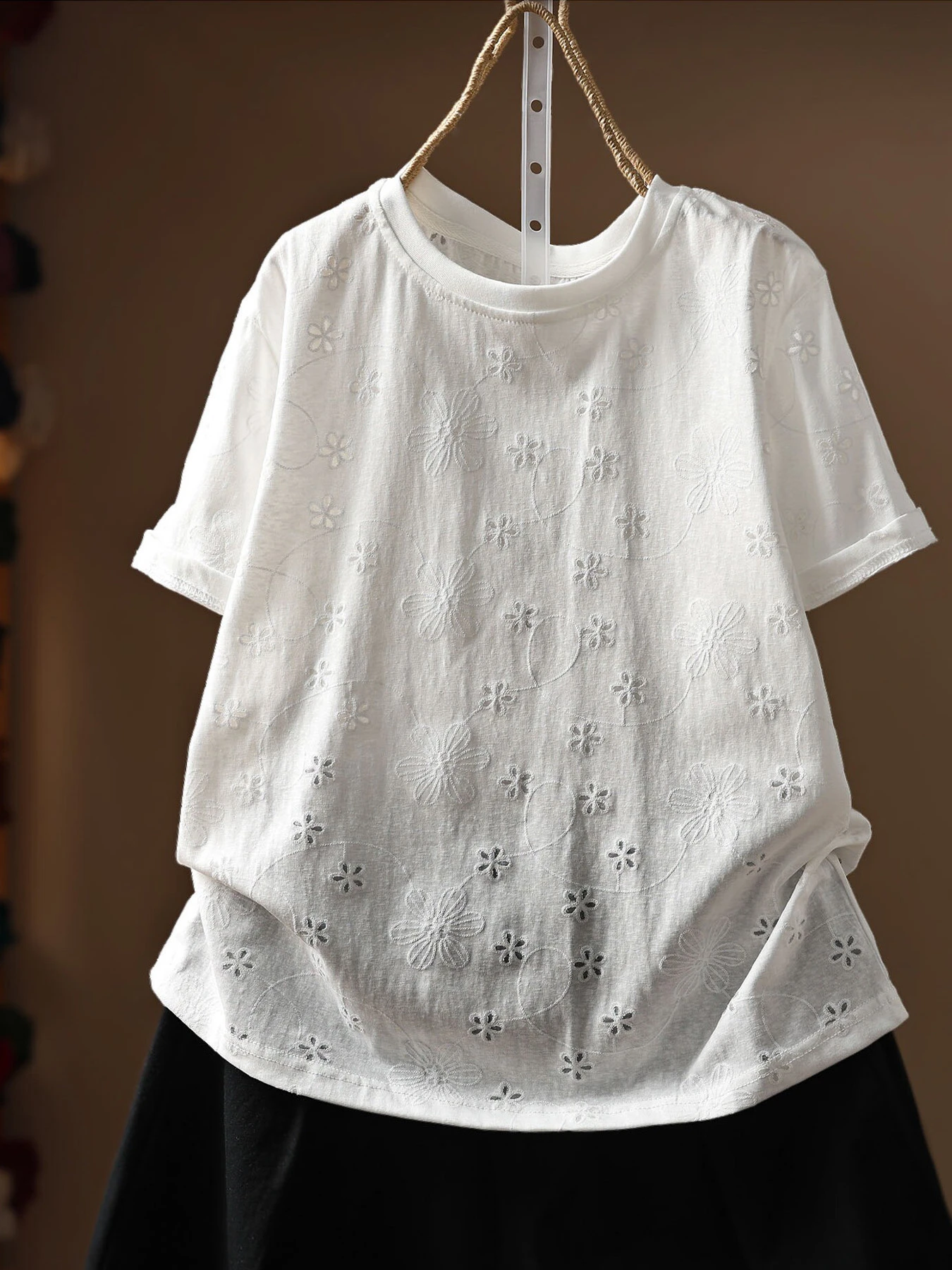 ゆったり花柄刺繍入りコットン半袖Tシャツ