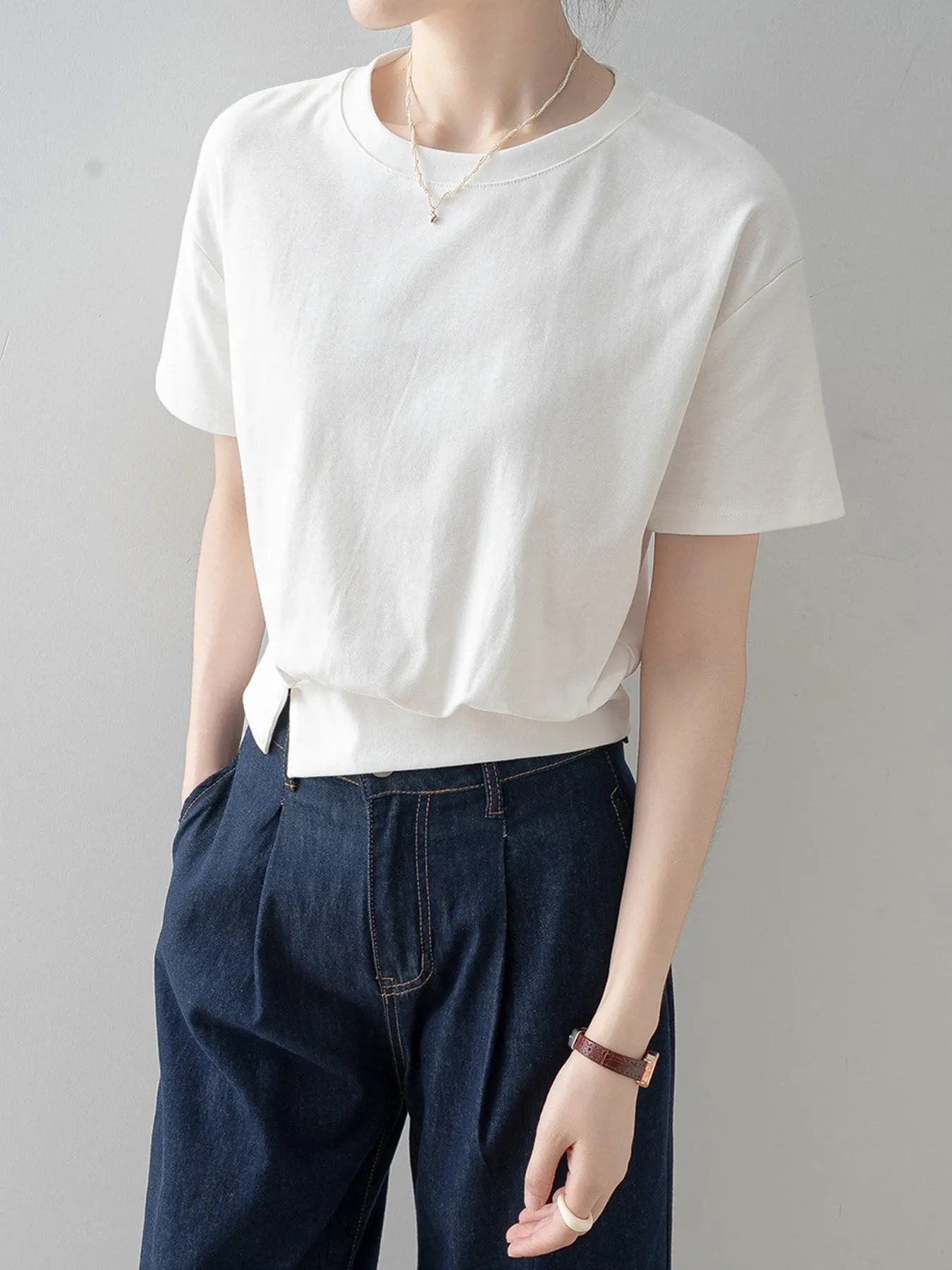 着回しやすい裾スリット入り半袖Tシャツ