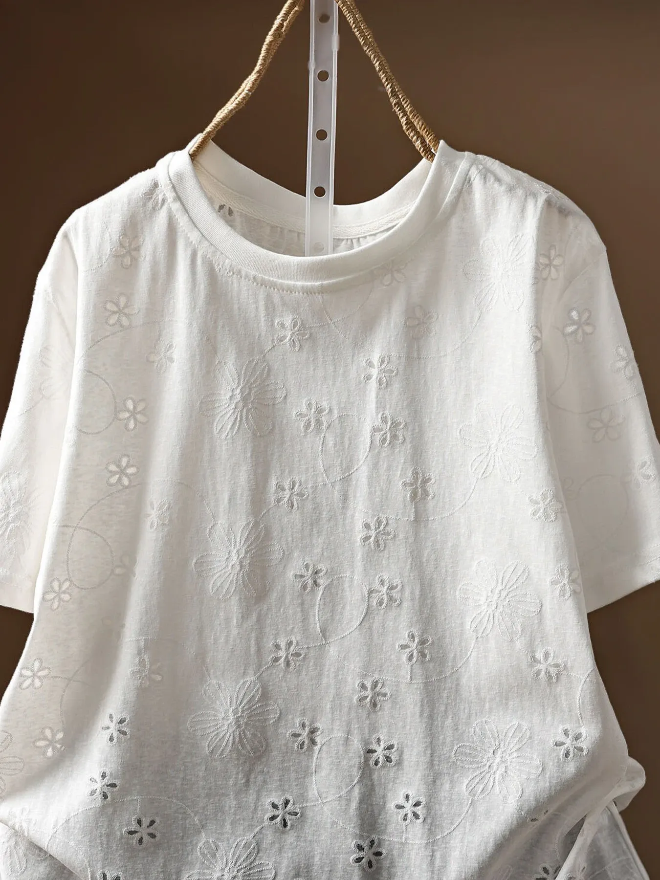 ゆったり花柄刺繍入りコットン半袖Tシャツ