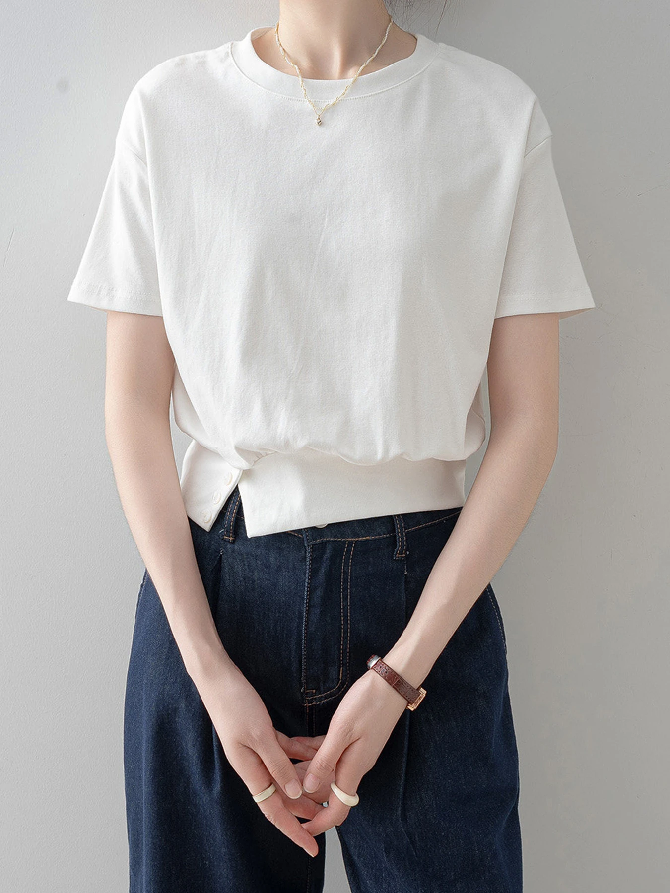 着回しやすい裾スリット入り半袖Tシャツ