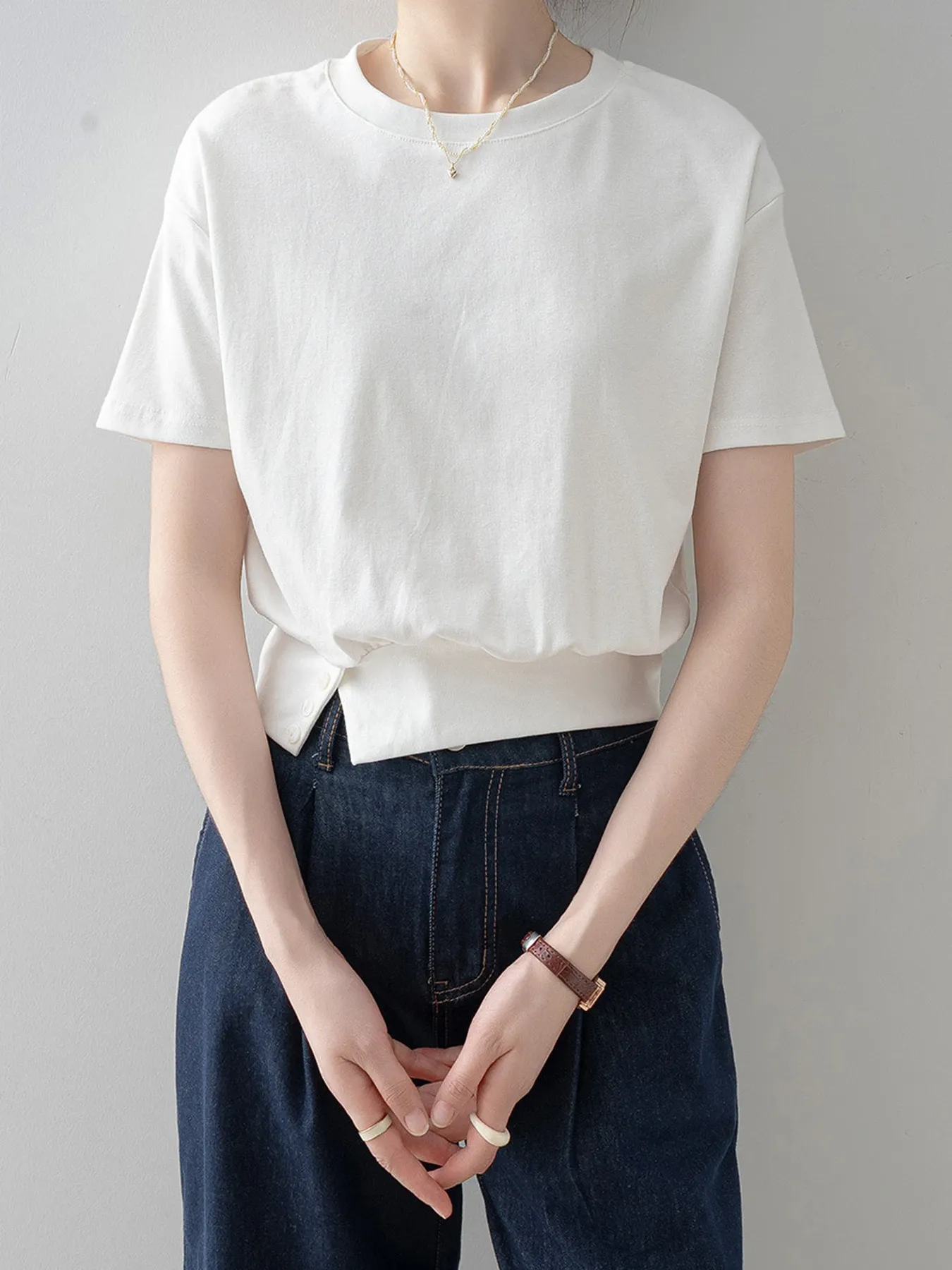 着回しやすい裾スリット入り半袖Tシャツ