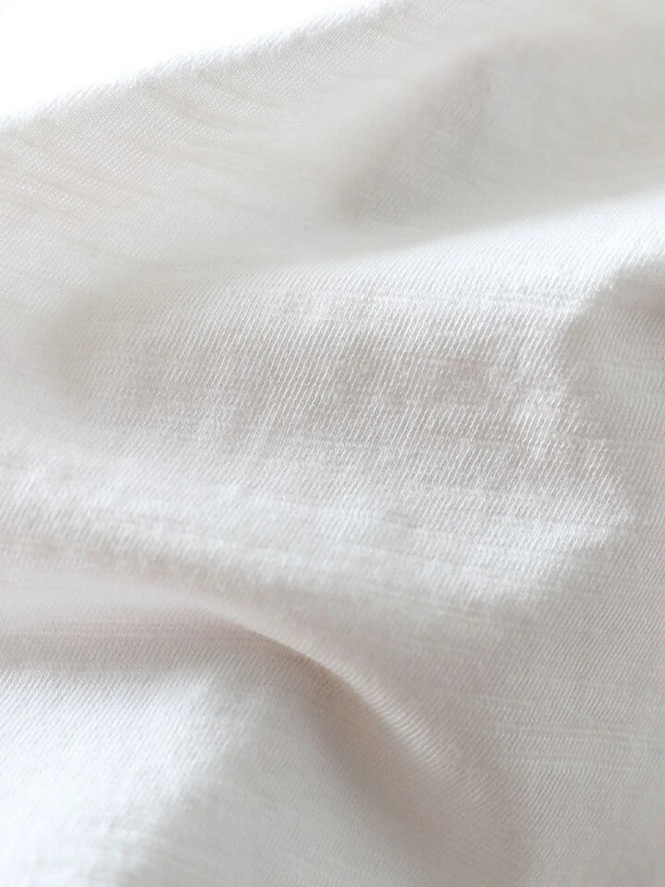 上品さ漂う小花ワッペン付きコットン100％半袖Tシャツ