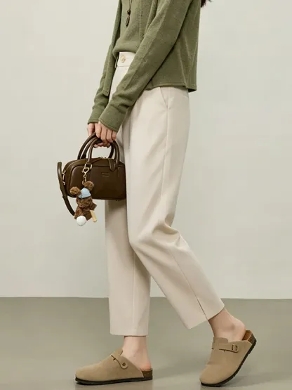 ゆったりストレッチ性のあるスリット入りストレートスラックス