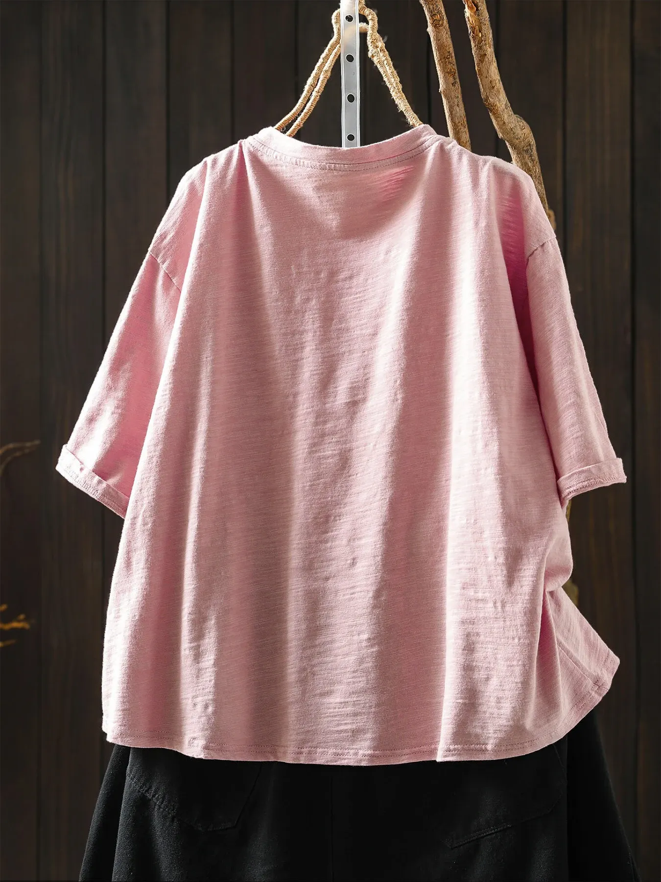 お洒落な花柄アップリケデザインの半袖Tシャツ
