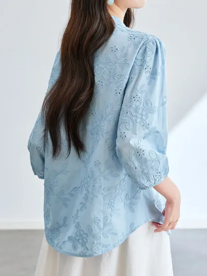コットン100％レース刺繍入りVネックブラウス