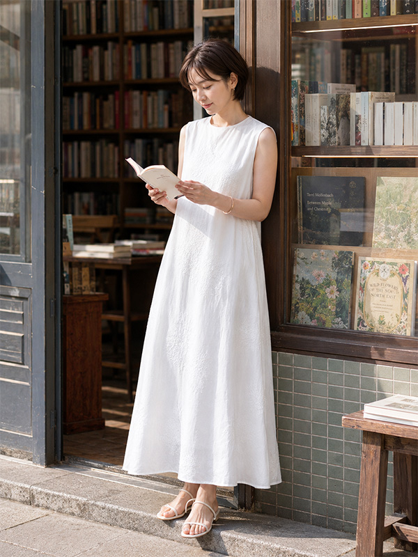 ゆったりシルエット細見え刺繍入り ノースリーブワンピース