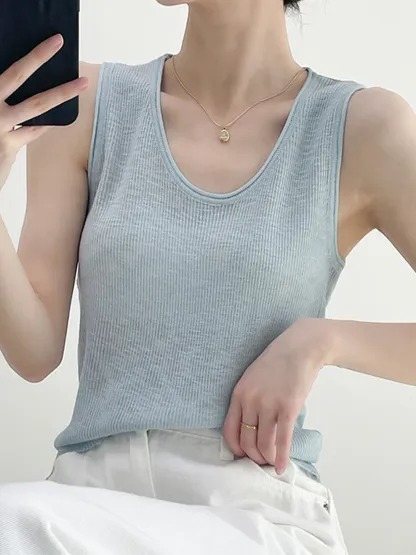 軽やかなラミー混ニットベスト