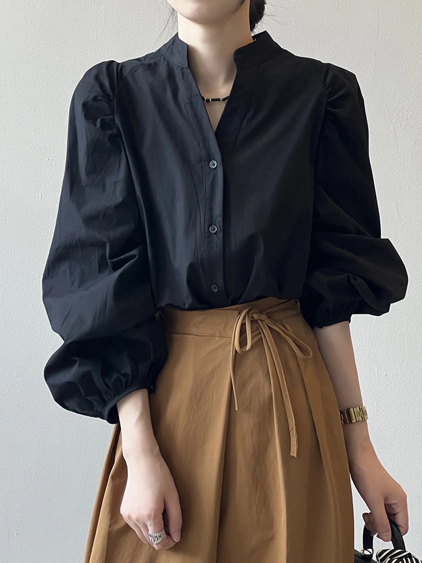 "スタンドカラーギャザー入りパフスリーブVネックブラウス "