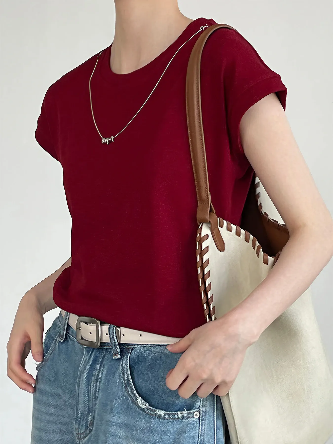 デザイン感のあるラウンドネックネックレス付きウエストマークスリット入り 細見え半袖Tシャツ