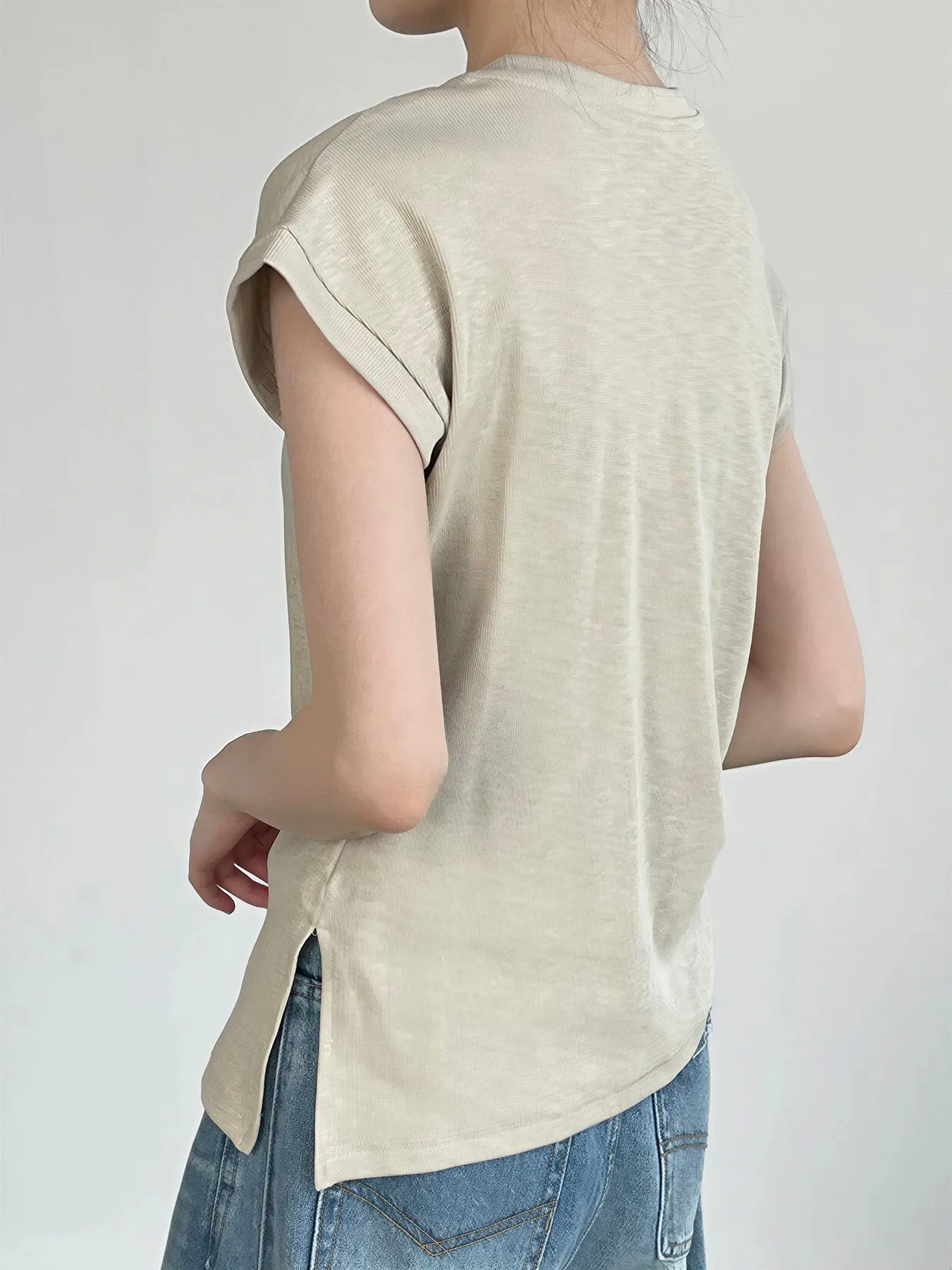 デザイン感のあるラウンドネックネックレス付きウエストマークスリット入り 細見え半袖Tシャツ