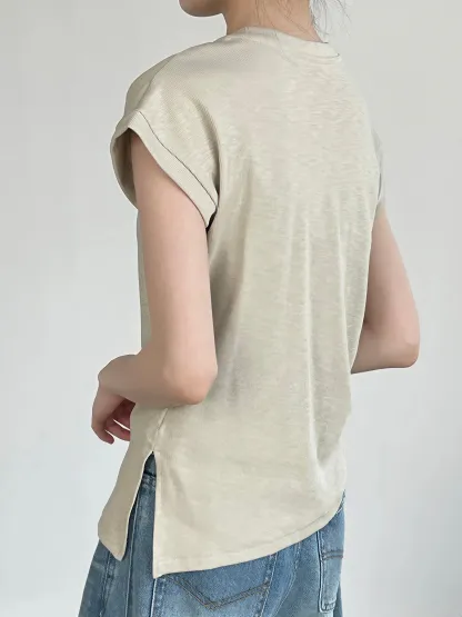 デザイン感のあるラウンドネックネックレス付きウエストマークスリット入り 細見え半袖Tシャツ