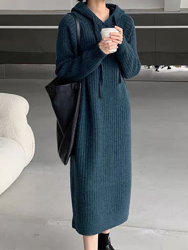 秋冬向けゆったり細見えフード付きミディアムロングニットワンピース