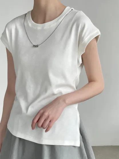 デザイン感のあるラウンドネックネックレス付きウエストマークスリット入り 細見え半袖Tシャツ