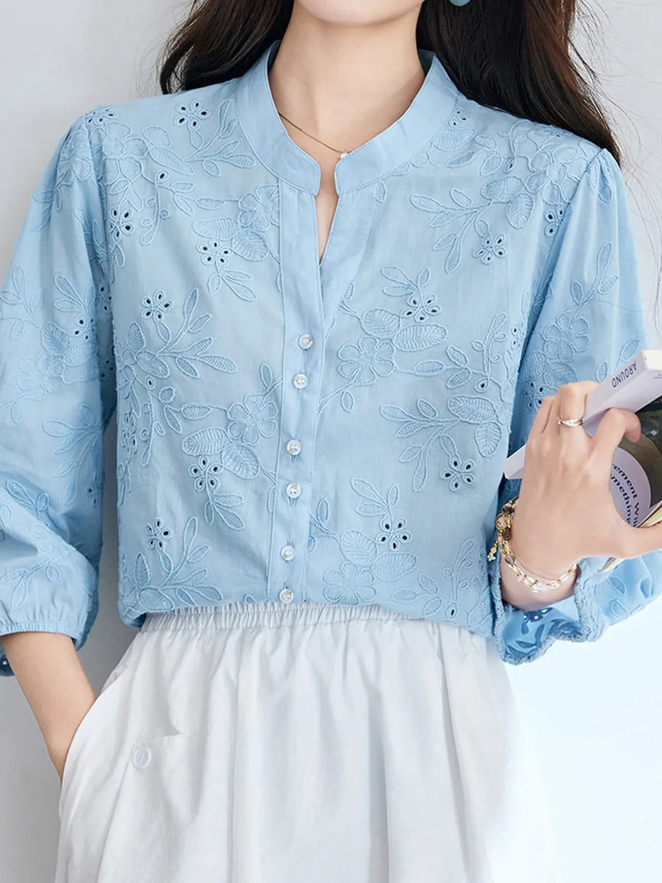 コットン100％レース刺繍入りVネックブラウス