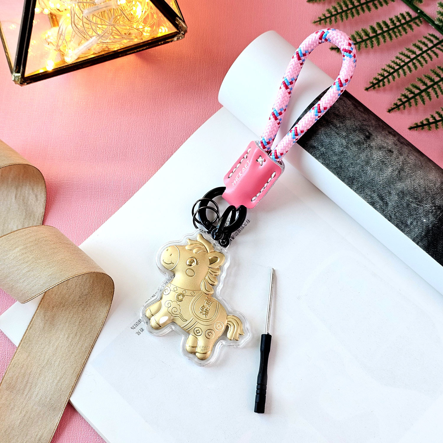 【马上有钱】 Gold Horse Fortune Keychain - PINK