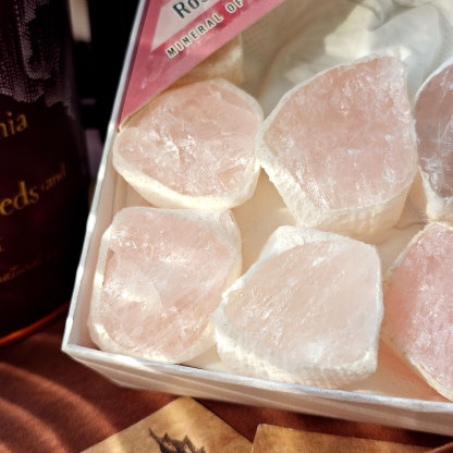 20 Apr - Rose Quartz Raw Stone Box
