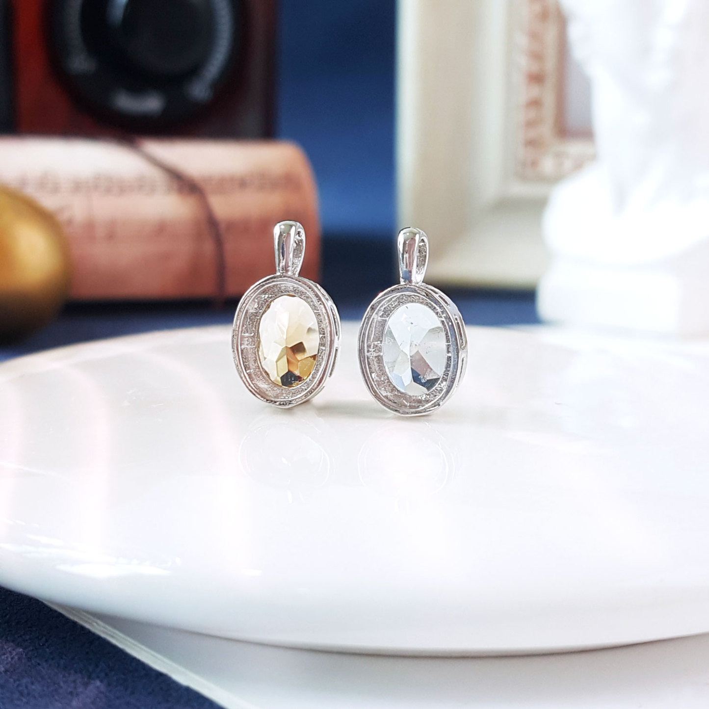 7 Oct - Oval Shape Pendant Crystal