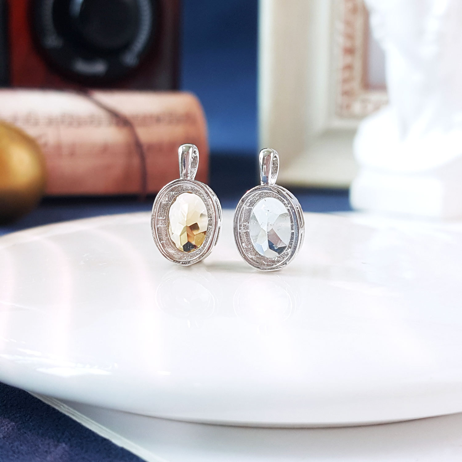 7 Oct - Oval Shape Pendant Crystal