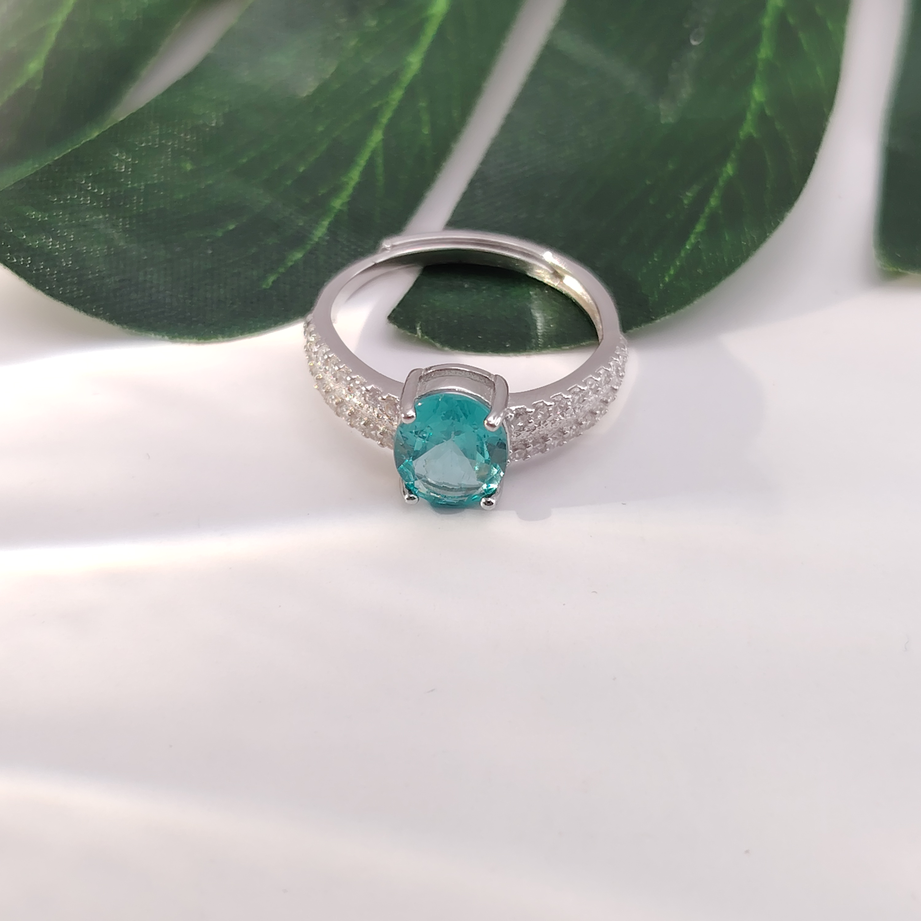 Elegant Blue Apatite and Zircon Oval Design Adjustable Ring （925）
