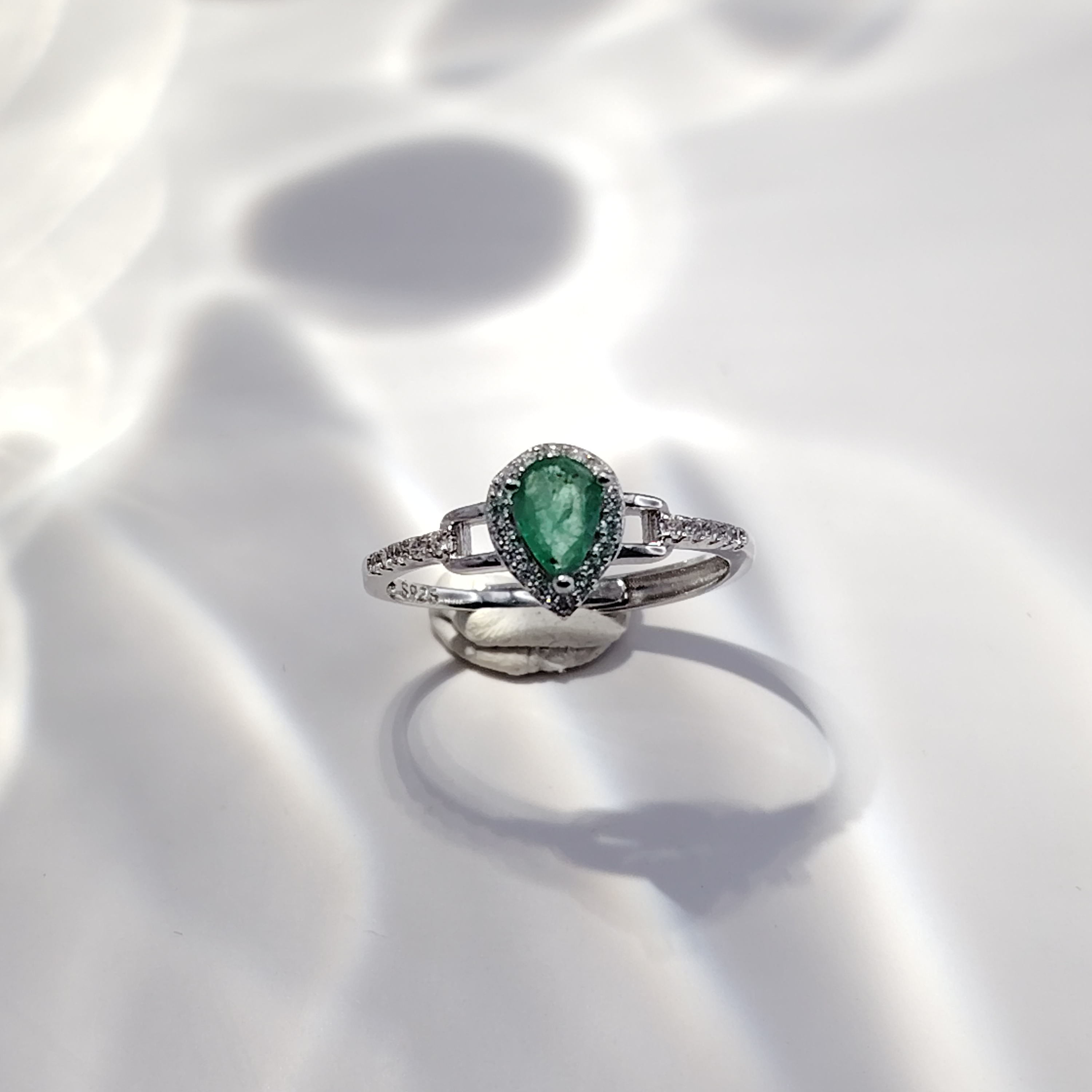 Elegent Emerald and Zircon Water Drop Design Adjustable Ring （925）