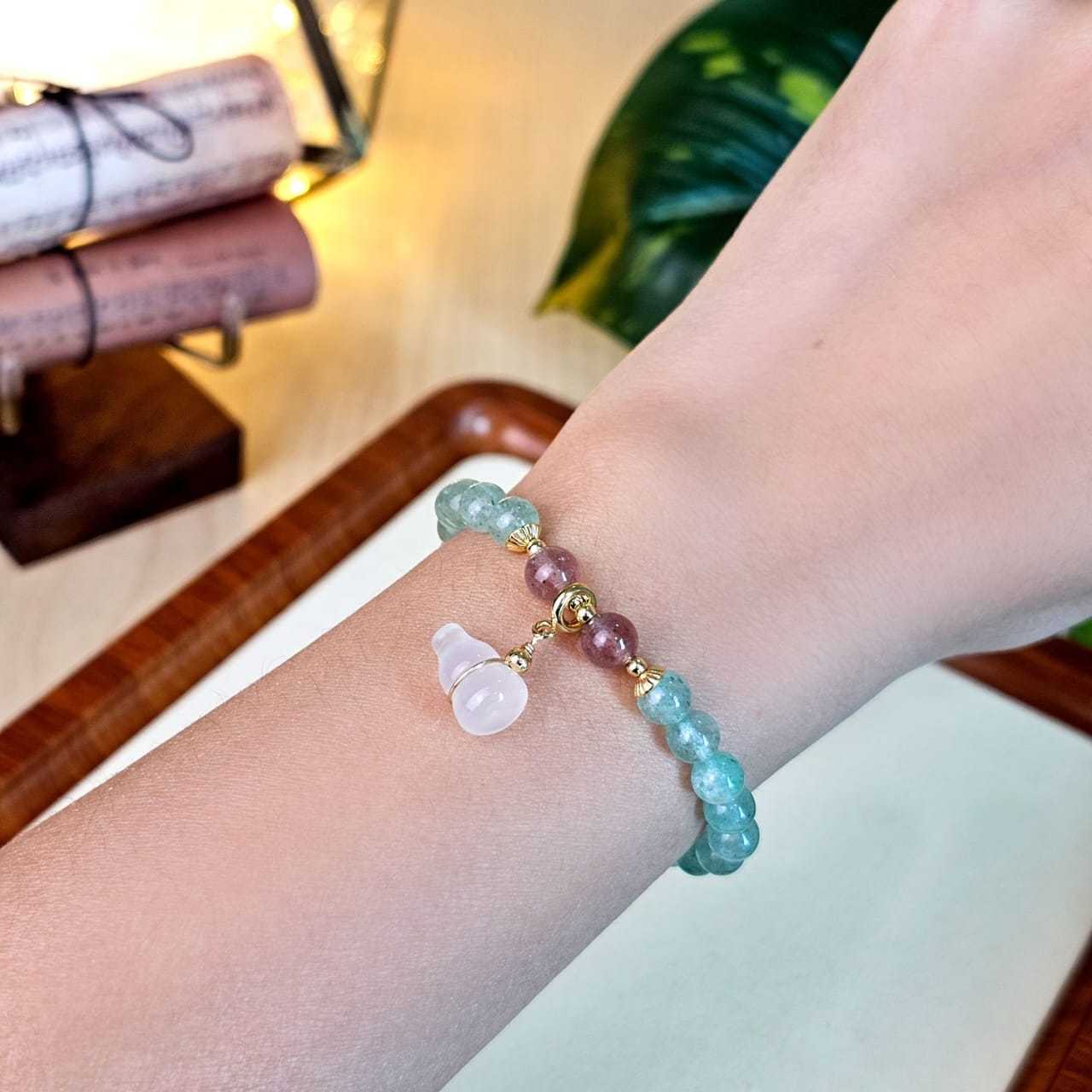 21 Jan - Green Strawberry Stone with Hulu Bracelet