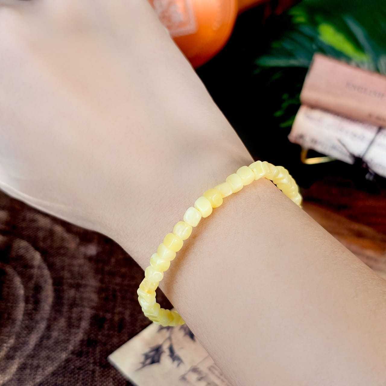 25 Mar - Russia White Flower Amber Cube Bracelet 