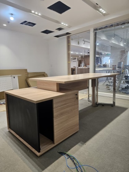 Yes2 Executive Desk
