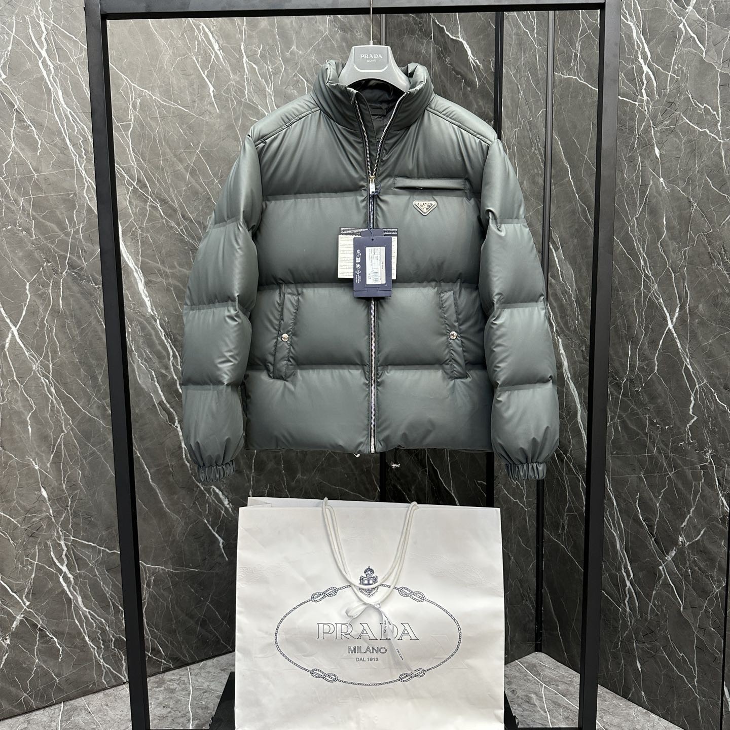 PRADA メンズダウンジャケット 高級グレー