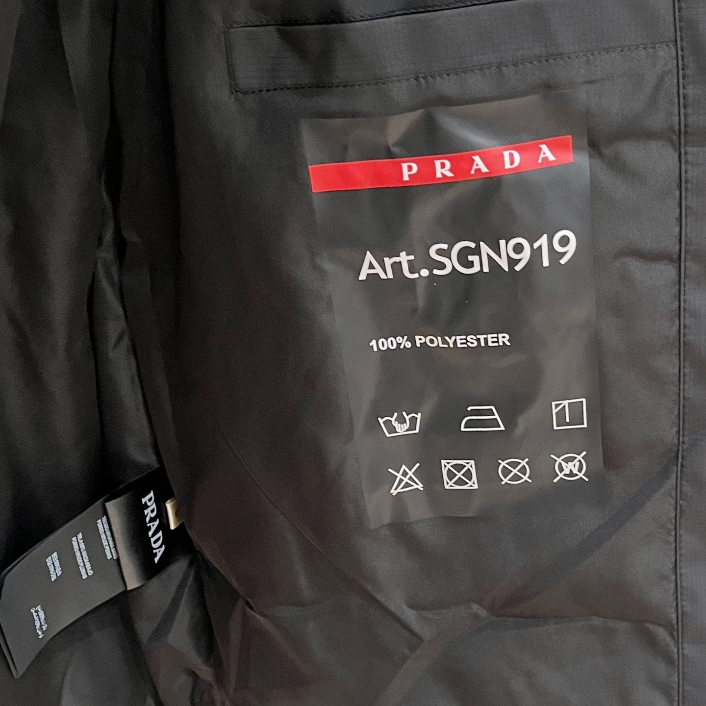 PRADA プラダ 2025新作 メンズダウンジャケット ブラック/ディープブルー