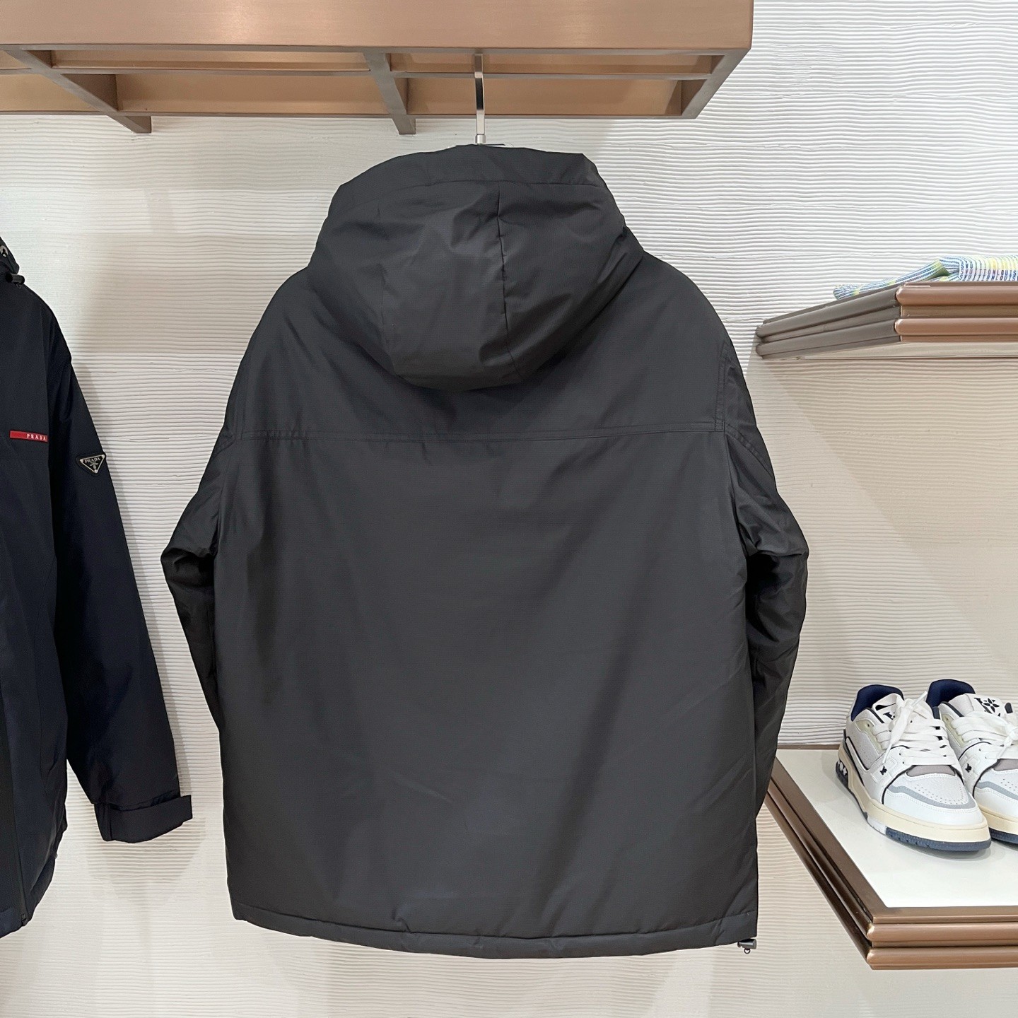 PRADA プラダ 2025新作 メンズダウンジャケット ブラック/ディープブルー