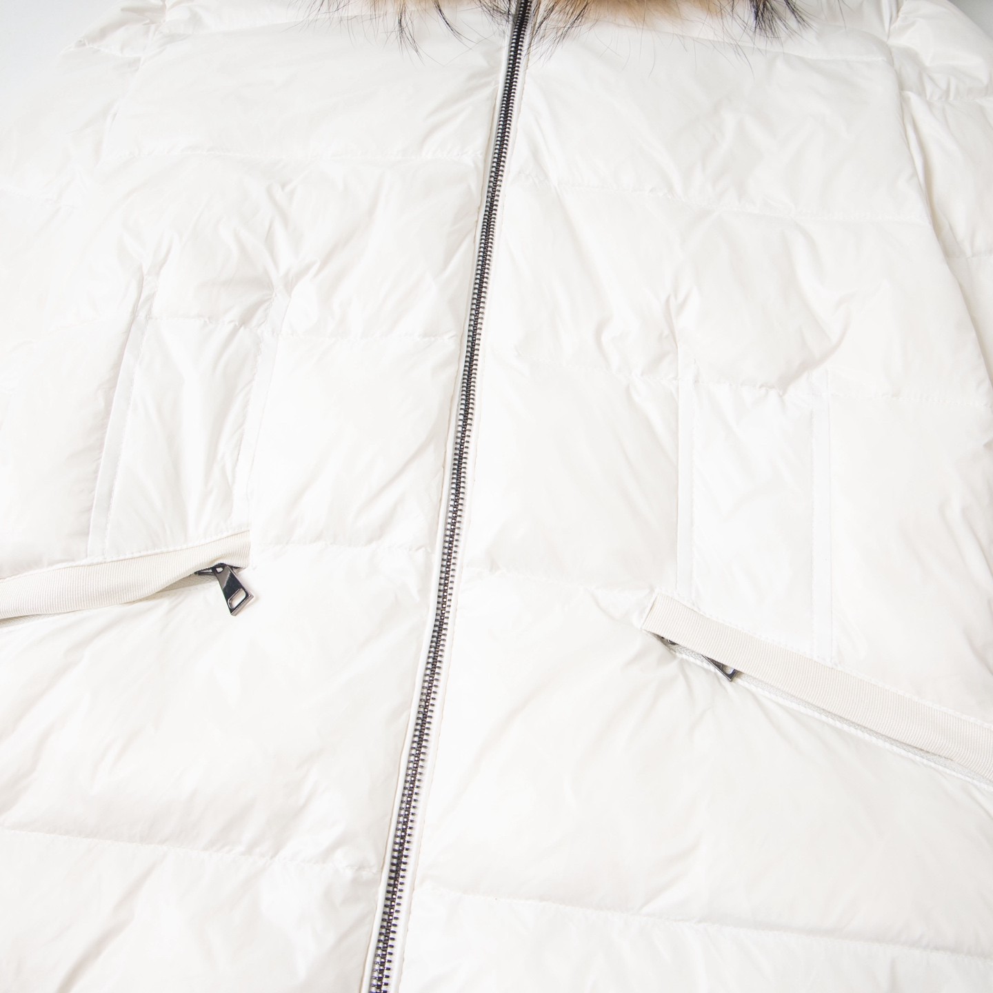 Moncler モンクレール 2025秋冬新作 Boed レディース ショートダウンジャケット 白 フォックスファーカラー ベルト付き