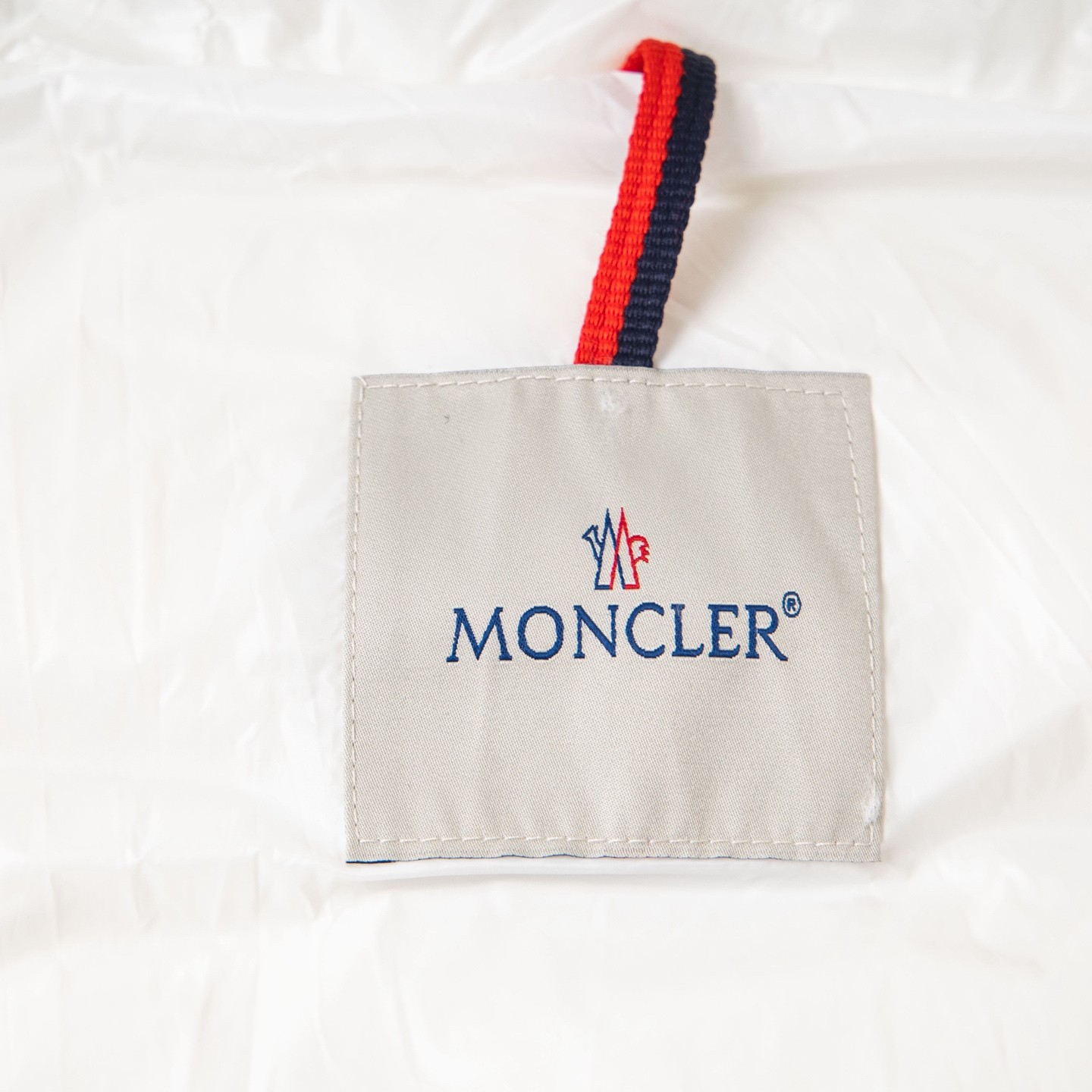 Moncler モンクレール 2025秋冬新作 Boed レディース ショートダウンジャケット 白 フォックスファーカラー ベルト付き