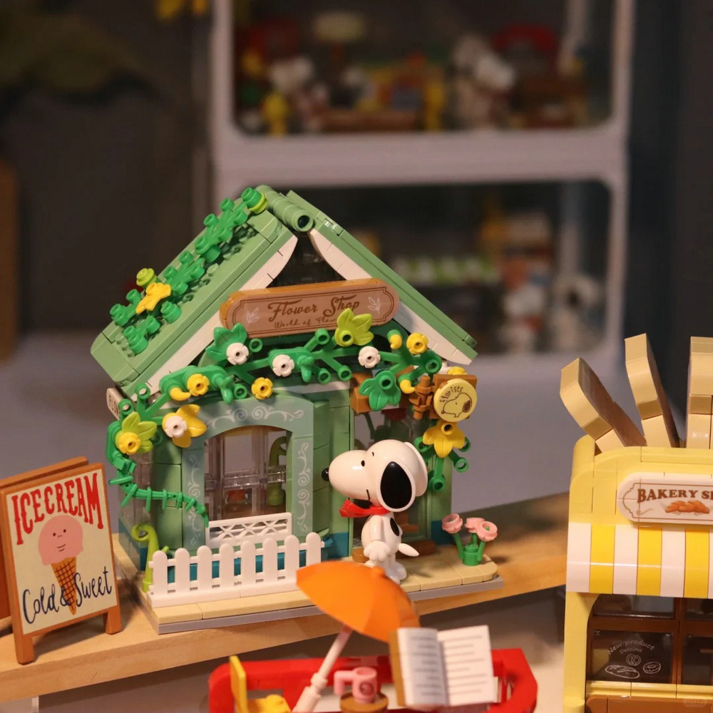 Build Your Own Peanuts World with The Snoopy Flower Shop Building Set-marstoy
