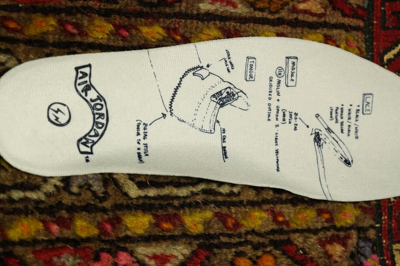 左足のインソールは踵部分にフラグメントの稲妻マークがプリント