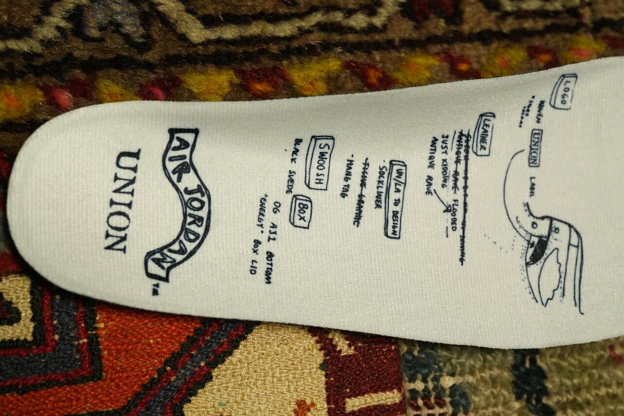 右足のインソールは踵部分にUNIONの文字がプリント