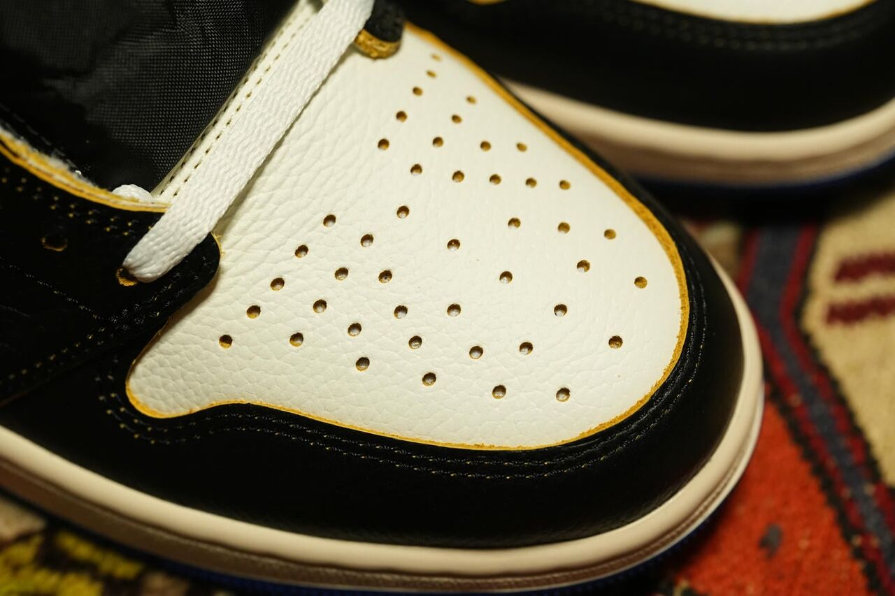 ホワイト部分もシボの入ったレザーを使用している。