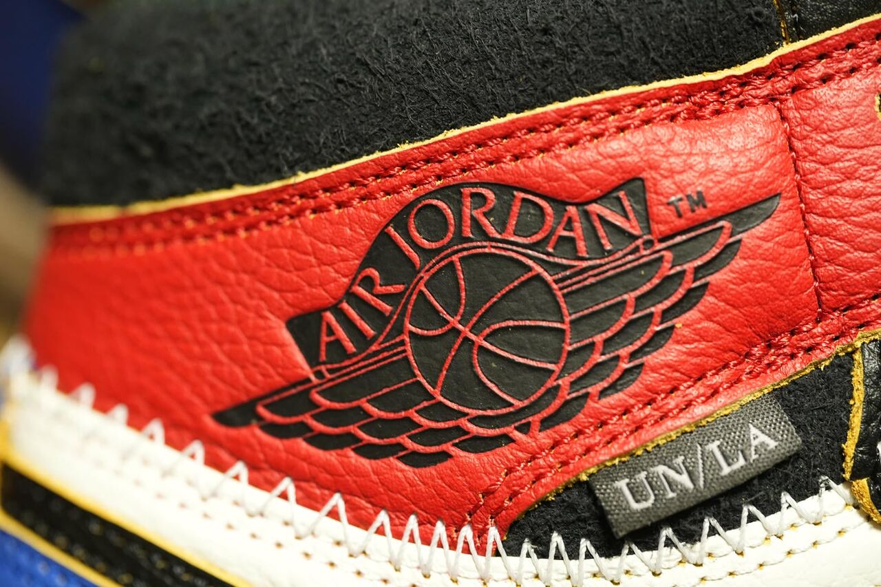 ウイングロゴは通常のAJ1よりも大きめ。ユニオンコラボはいつもウイングロゴが大きい