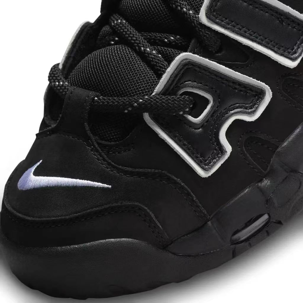 ナイキ x アンブッシュ アップテンポ ロー  靴の色: 黒と白  最新モデルが衝撃登場 FB1299-500