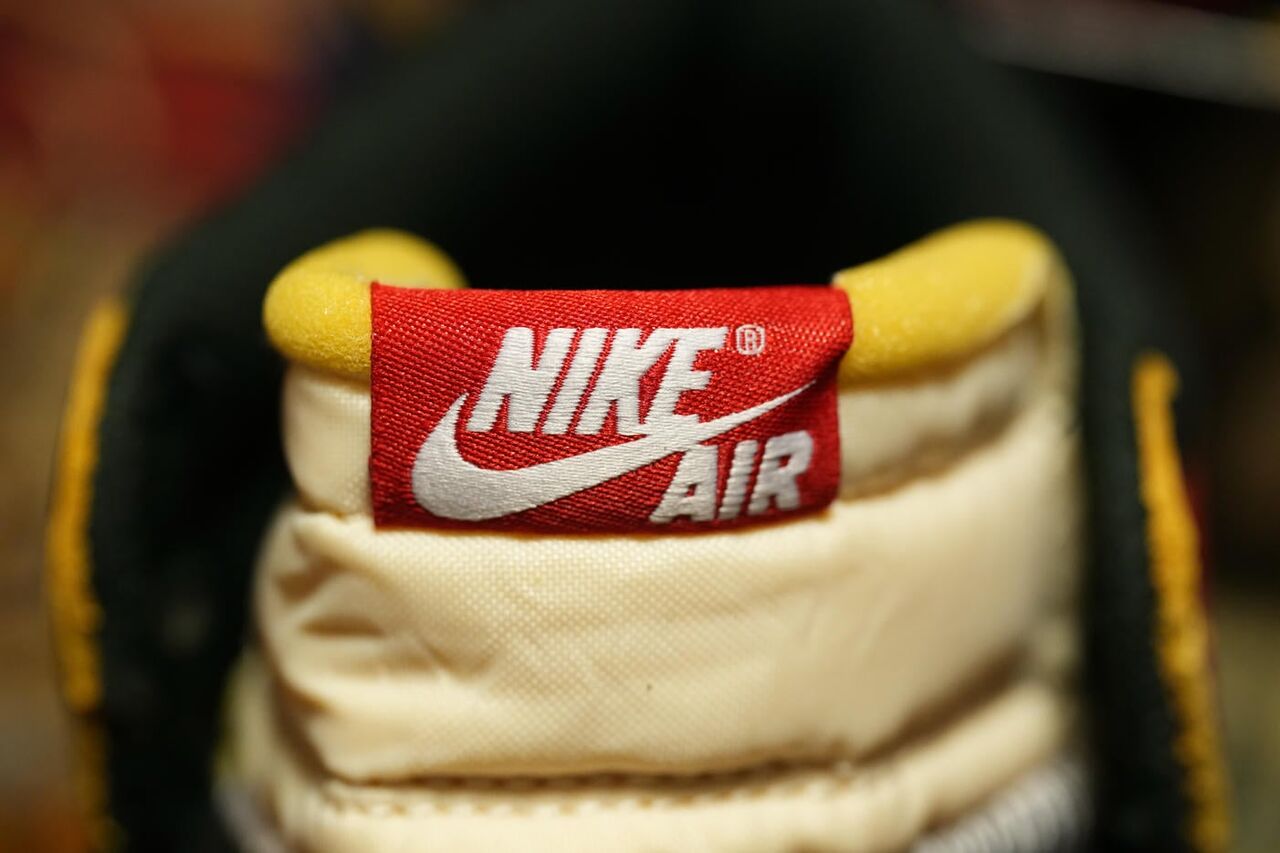 FRAGMENT DESIGN &times; UNION LA &times; NIKE AIR JORDAN 1 HIGH OGのシュータンロゴはレッドベースのタグにお馴染みのNIKEロゴがホワイトの糸で刺繍されている