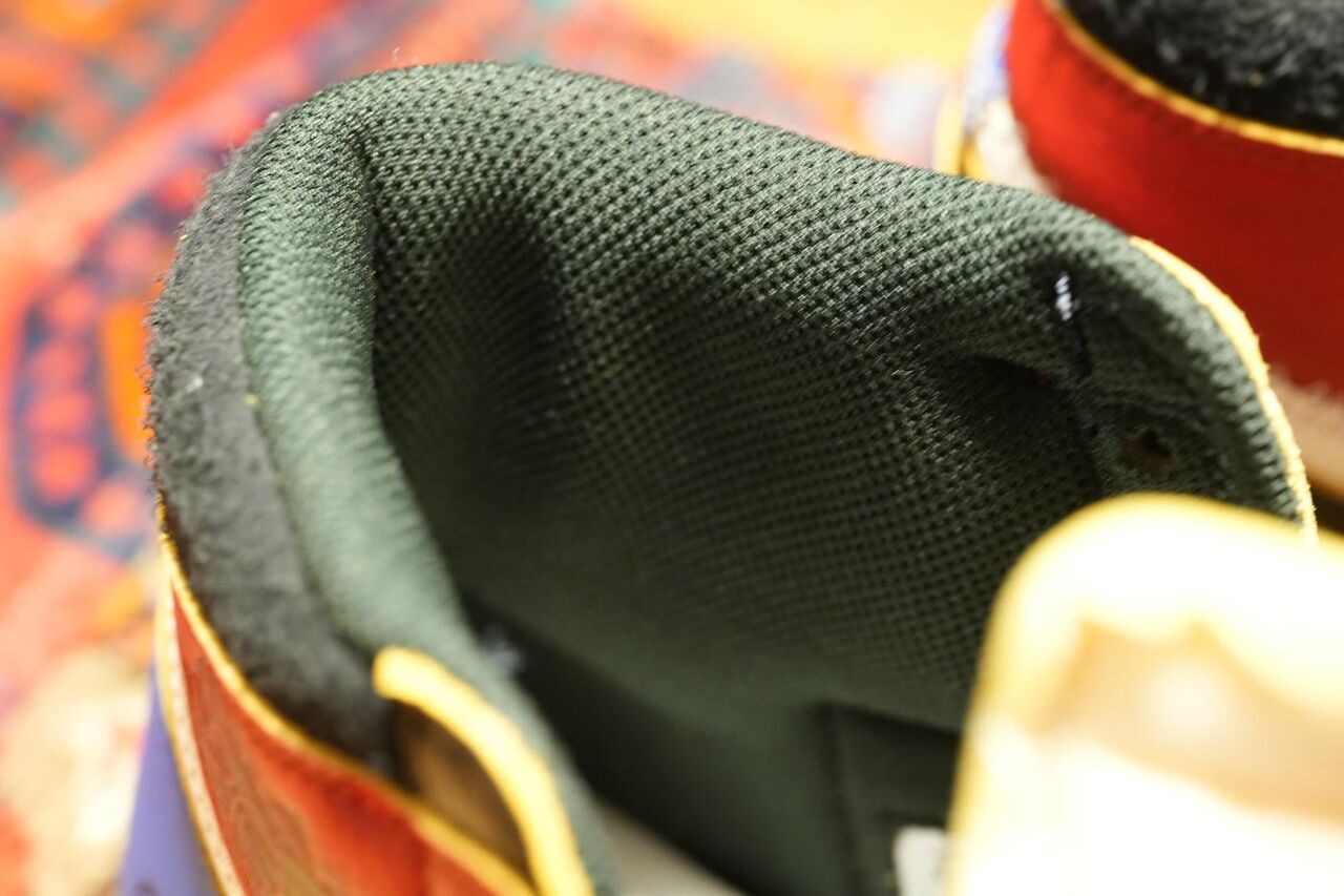 履き口部分はメッシュ系の素材