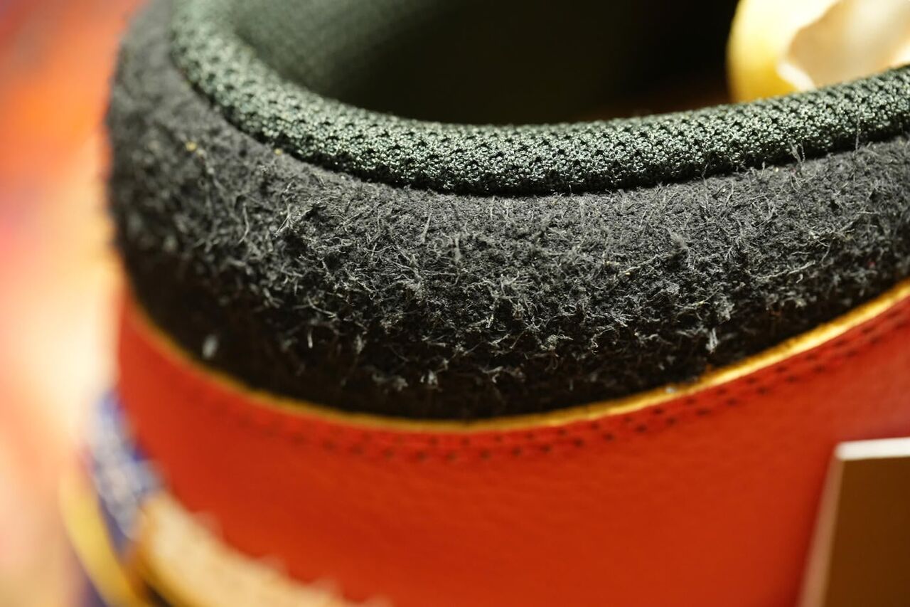 アンクル部分は毛羽立ちのある素材。スエードか合成繊維