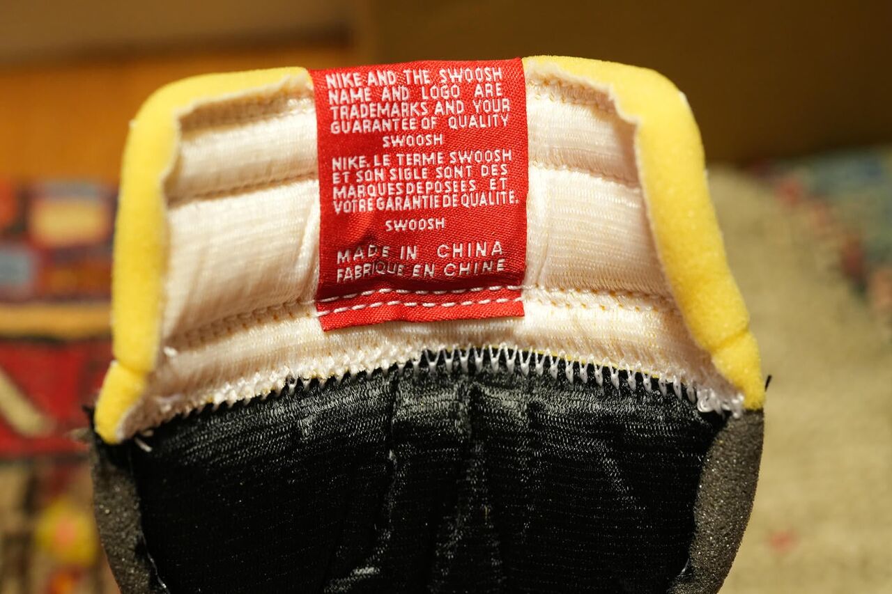 シュータン部分は表面のカラーだけ色を変えているのではなく裏側もきっちりカラーが変わっている。