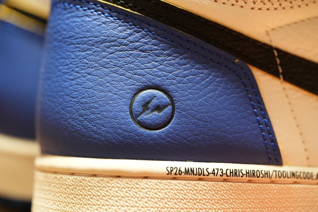 ヒールの横にはフラグメントデザインお馴染みの稲妻マークがデボス加工で施されている