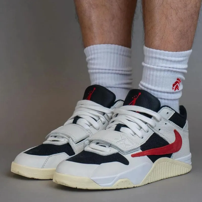 Travis Scott x jordan トラヴィス・スコットの「ジョーダン ジャンプマン ジャック “University Red”」は、赤の逆スウッシュが際立つ！