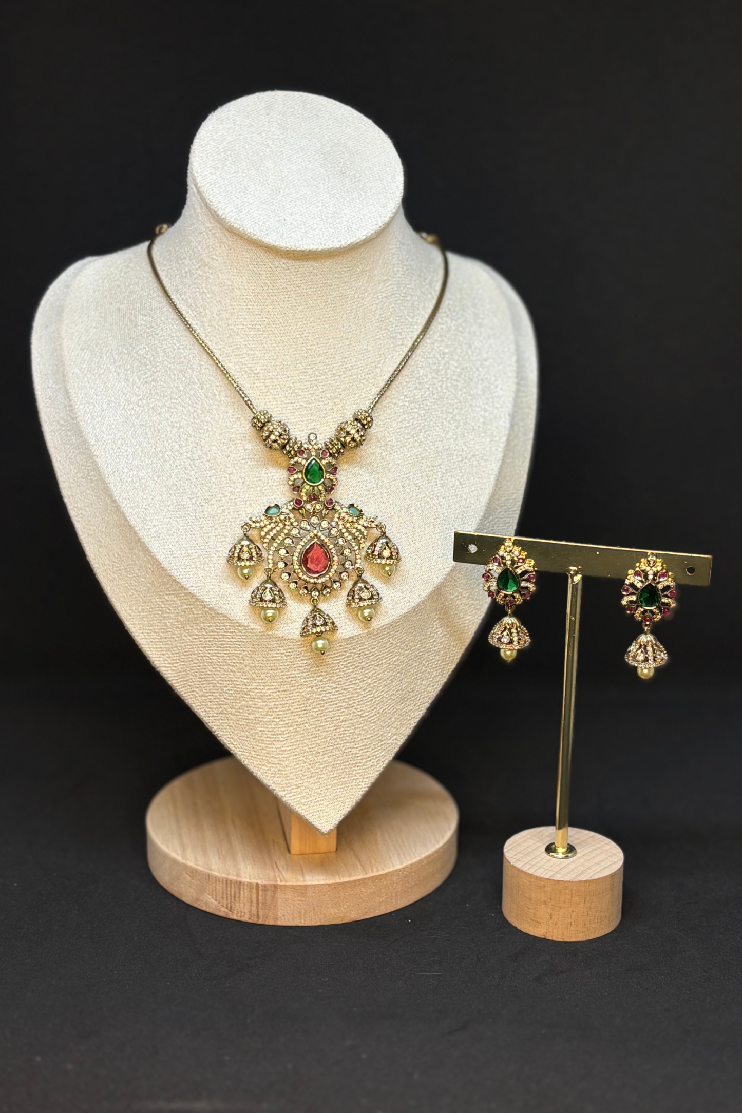 REGALIA TEARDROP NECKLACE SET