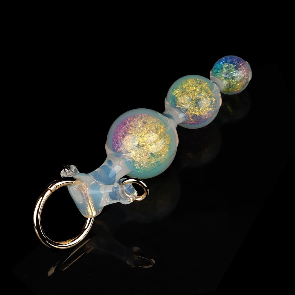 ホログラムカラーの 3 つの球体が輝くクリスタルアナルプラグ
